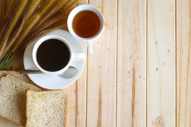 café na mesa de madeira