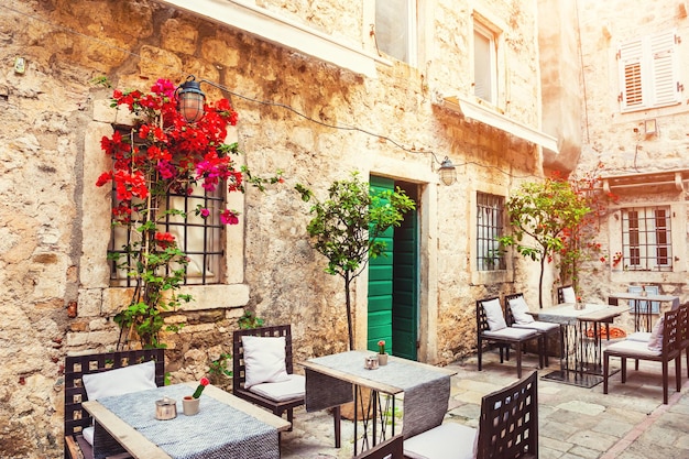 Café na rua na cidade velha de Kotor, Montenegro. Destino de viagem famoso