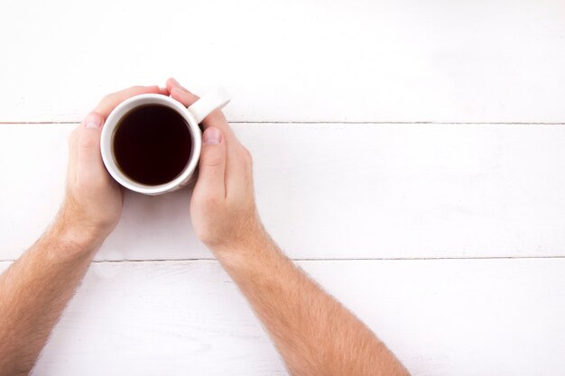 café nas mãos de um homem