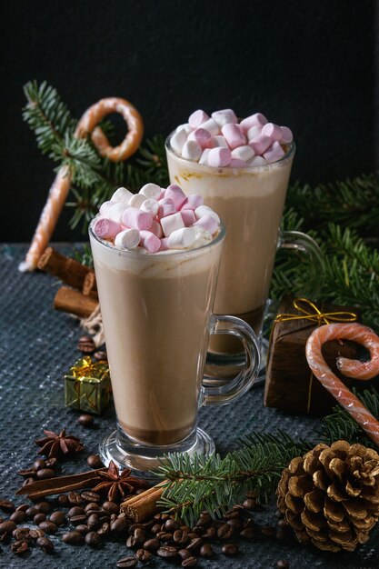 Café de Navidad con leche con malvavisco