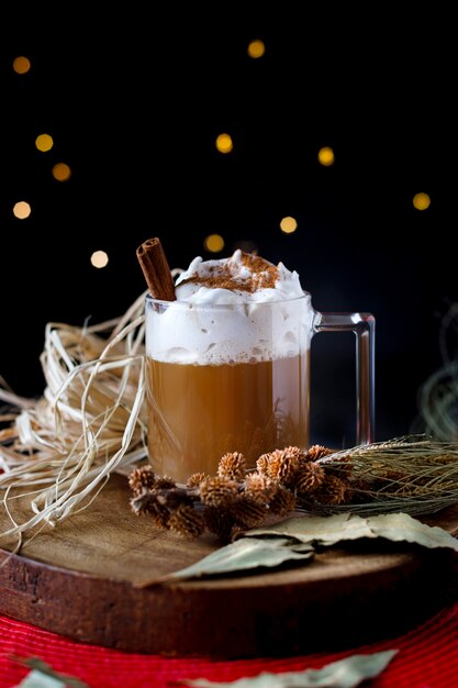 Café navideño con canela y espuma