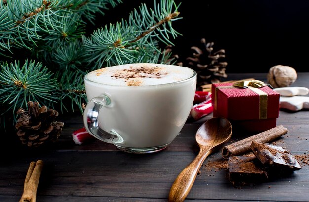 Café navideño con leche cacao ramas conos de abeto.