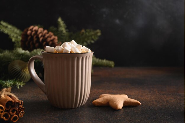 Café navideño con marshmallow y galletas como estrella