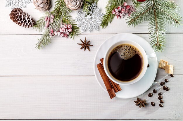 Café navideño con ramas de abeto y ramitas de canela