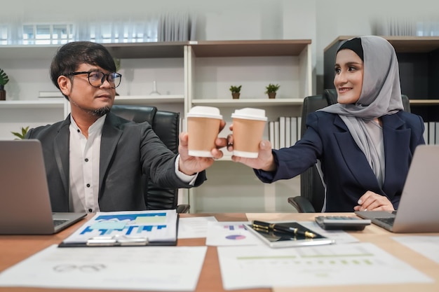 Café de negocios trabajo 2 mujer joven y hombre bebida caliente café reunión en café comunicación