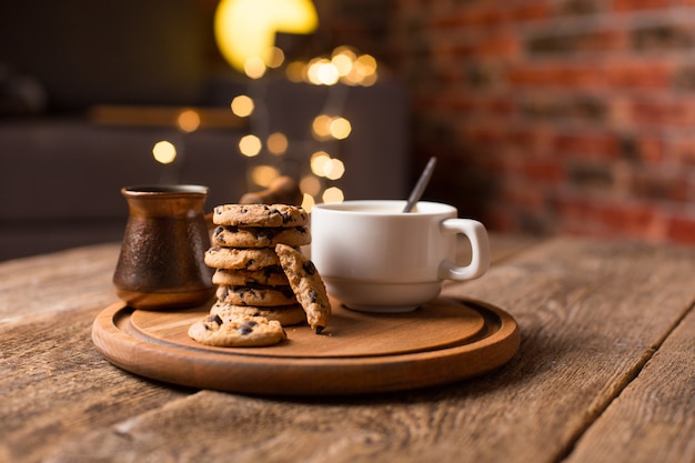 Café negro caliente con galletas y frijoles en café