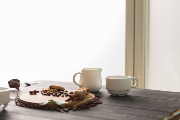 Café negro caliente con galletas y frijoles en café