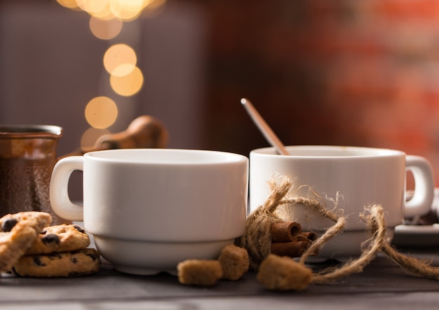 Café negro caliente con galletas y frijoles en café