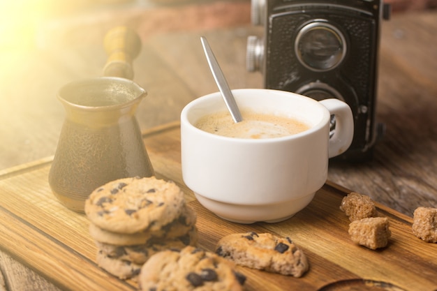Café negro caliente con galletas y frijoles en café