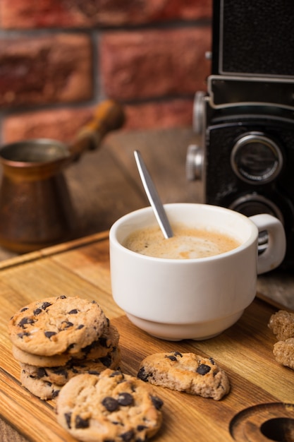 Café negro caliente con galletas y frijoles en café