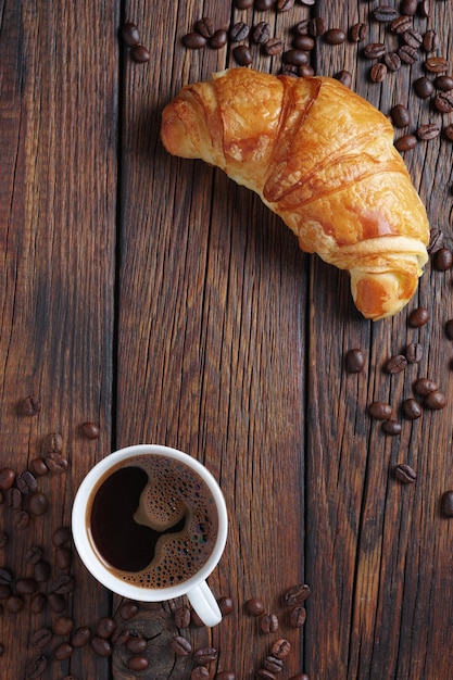 Café negro y un croissant