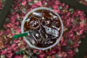 Foto café negro frío en una taza