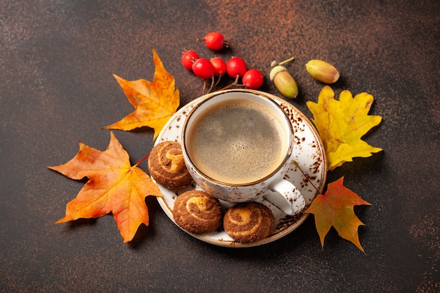 Café negro y galletas en una mesa. Fondo de otoño