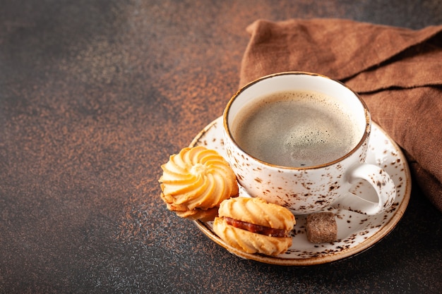 Café negro y galletas en una mesa