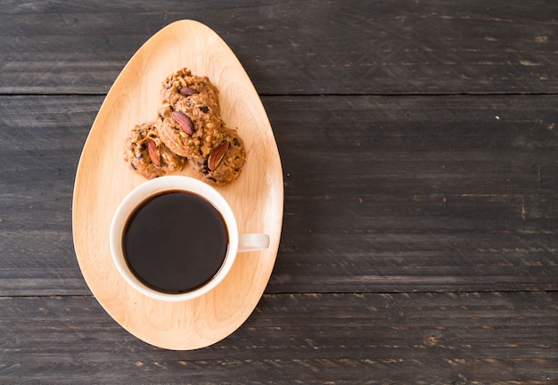 café negro con galletas