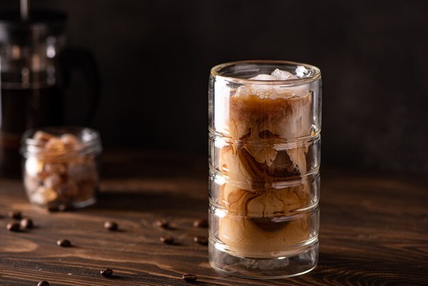 Café negro helado con leche en un vaso alto