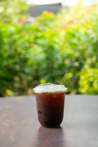 café negro helado o café americano en vaso para llevar