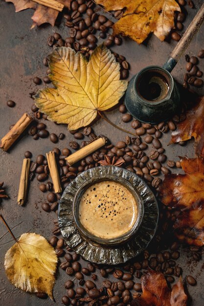 Café negro con hojas de otoño