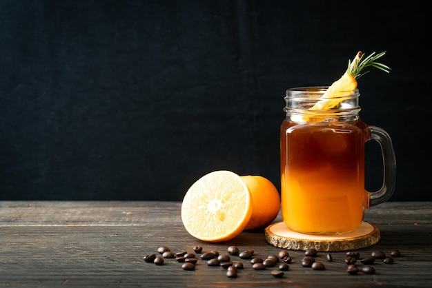 Café negro con jugo de naranja y limón