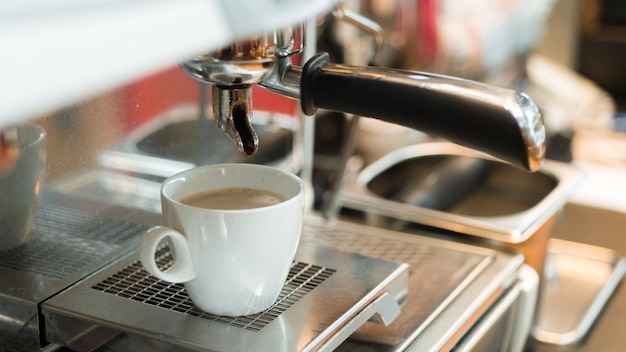 Café negro con leche en una cafetera