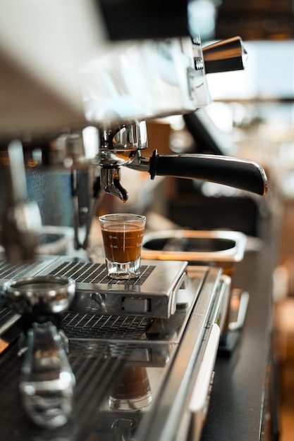 Café negro con leche en una cafetera