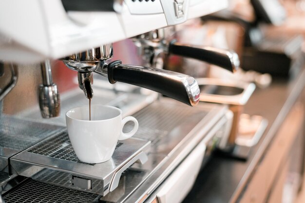 café negro por la mañana en la cafetera