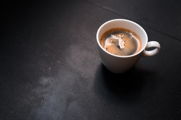 café negro por la mañana en la cafetera