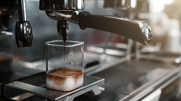 Café negro por la mañana en la cafetera