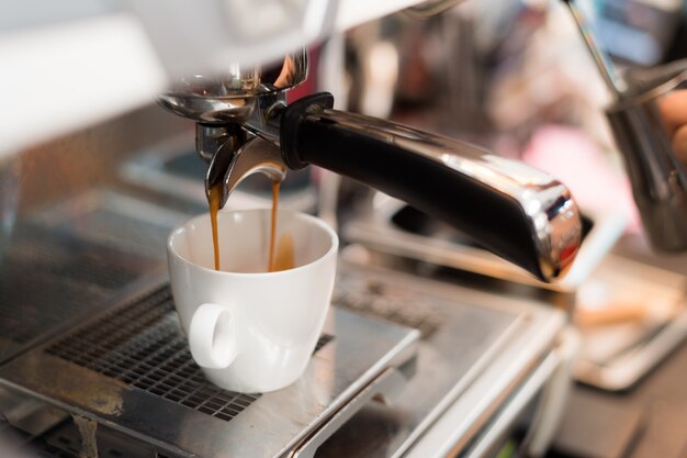 Café negro por la mañana en cafetera