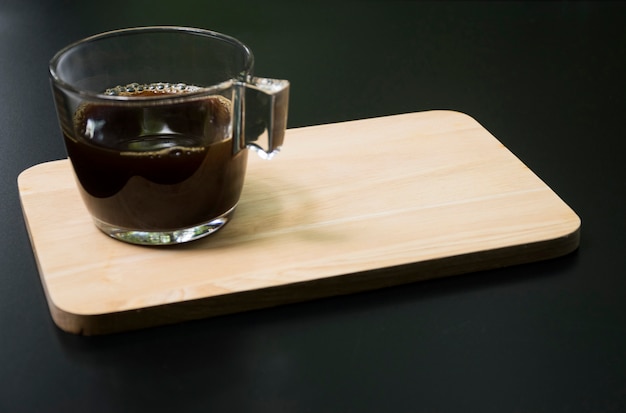 Café negro sobre tablero de madera Tiempo de mañana