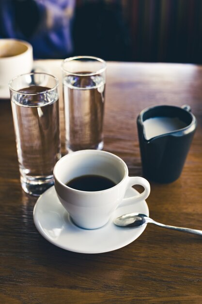 Foto café negro en una taza blanca sobre la mesa