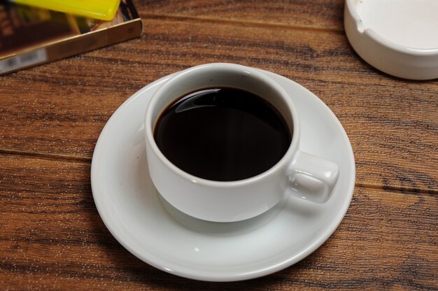 café negro en la taza