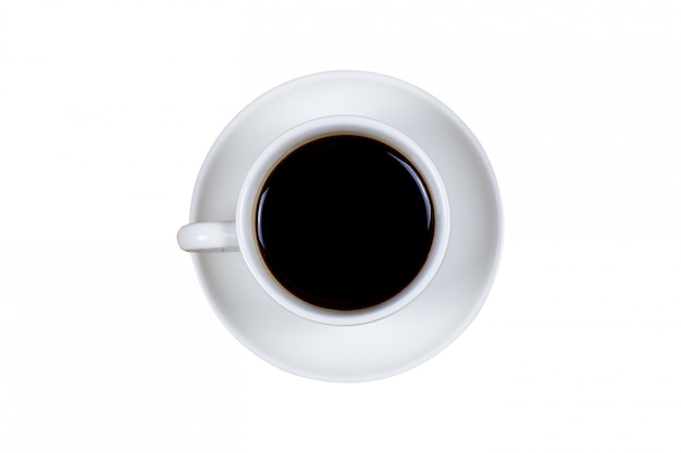 Café negro en una vista superior de la taza de café aislado en blanco