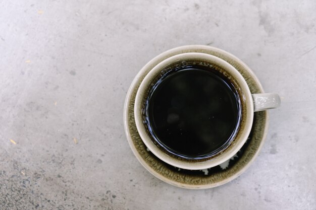 Café no copo verde em cima da mesa, vista superior