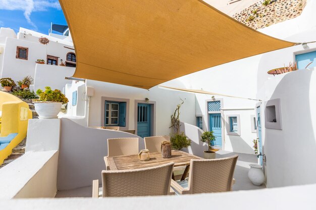 Café no terraço com vista para o mar. Ilha de Santorini, Grécia. Belo destino de viagem