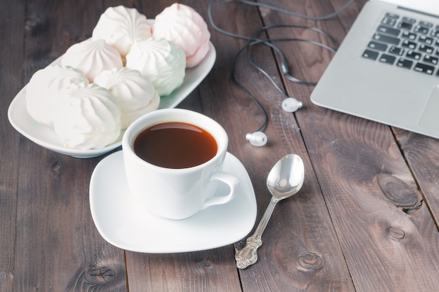 Café de noche con cuaderno