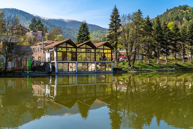 Café número 2 restaurante e café em frente ao pequeno lago em dilijan armênia