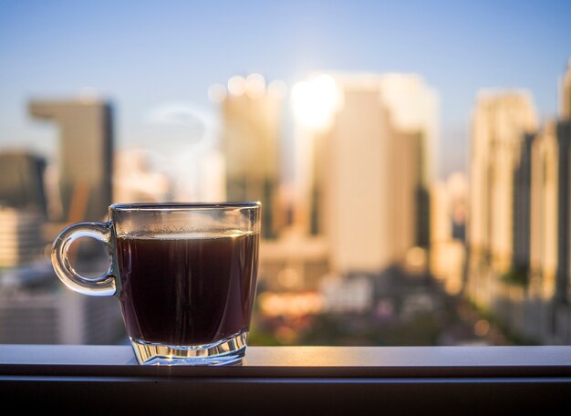 Café o té en la luz del sol de la mañana