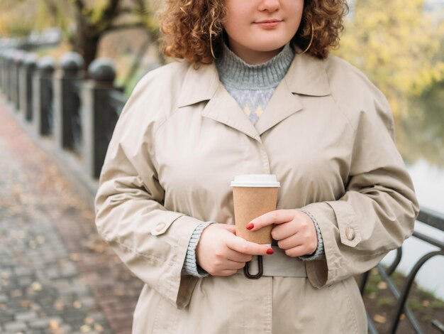 Café de ocio al aire libre para ir mujer calle otoño