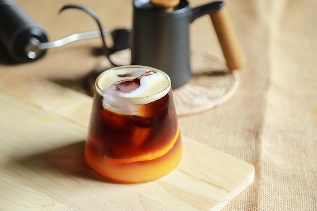 Foto café oragne americano fresco de una bebida fresca para relajarse en casa