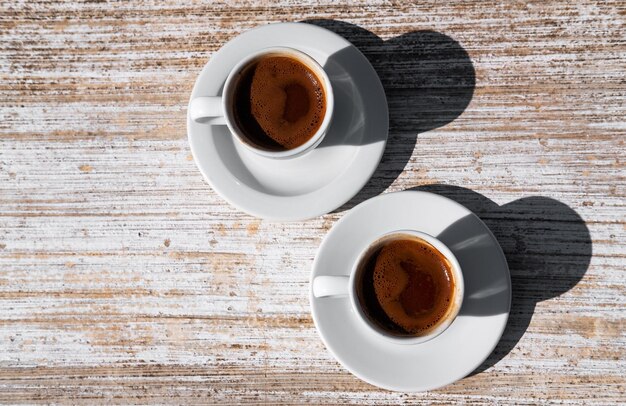 Foto café oriental tradicional en una mesa de madera