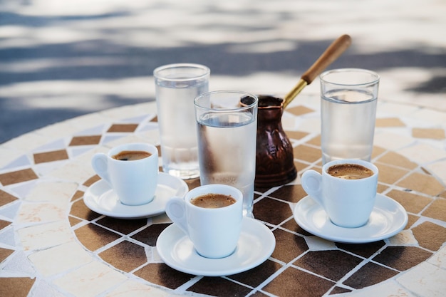 Café oriental tradicional en una mesa de madera