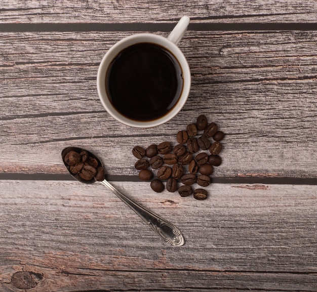 café oscuro y granos en la mesa