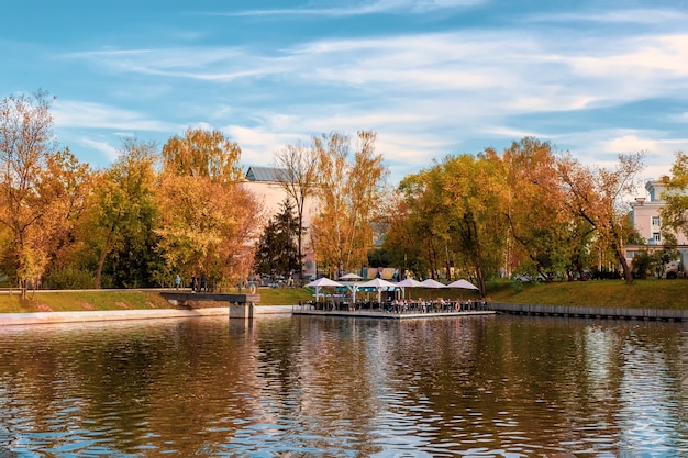 Café de otoño en el agua. VDNH, Moscú.