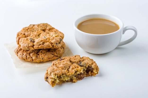 Café ou chá com leite e biscoitos de aveia