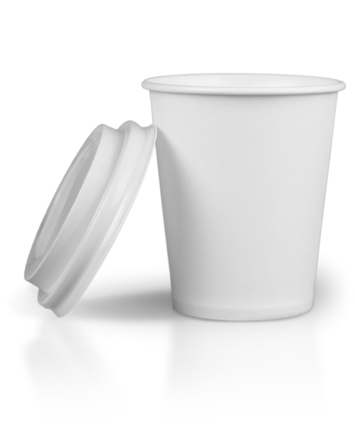 Café para viagem, close-up do copo de papel em branco isolado no fundo branco