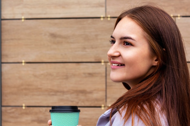 Café para viagem conceito retrato de mulher jovem