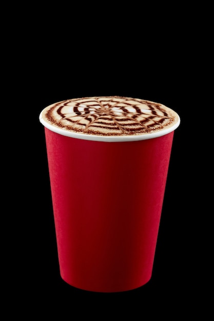 Café para viagem em um copo de papelão vermelho isolado em um fundo preto
