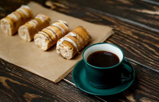 Café y pastel para el desayuno sobre fondo de madera