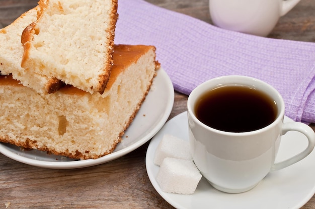 Café y pastel en la mesa de madera